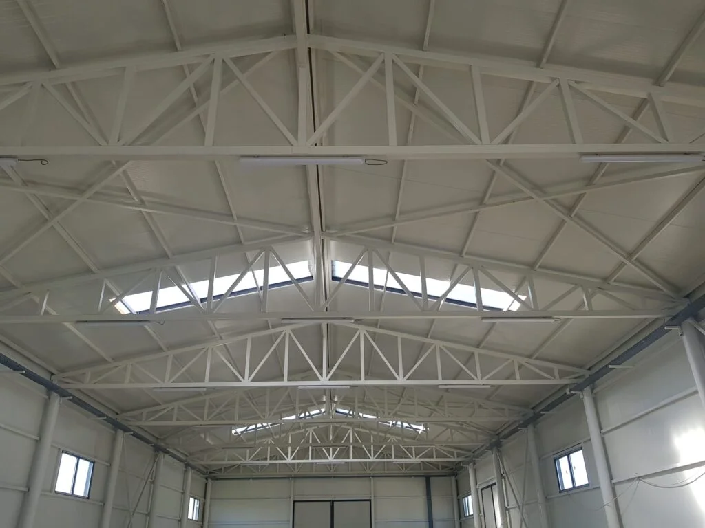 Interior de hală metalică