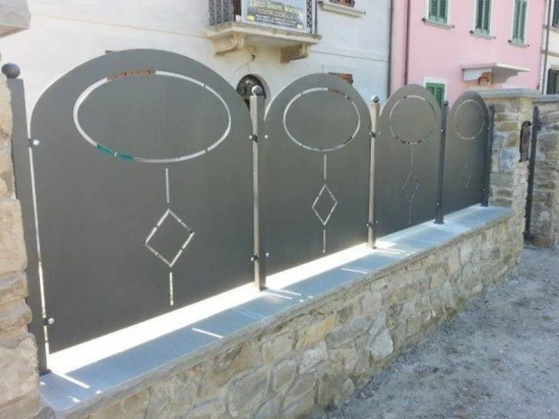 Panouri metalice cu decupaje decorative