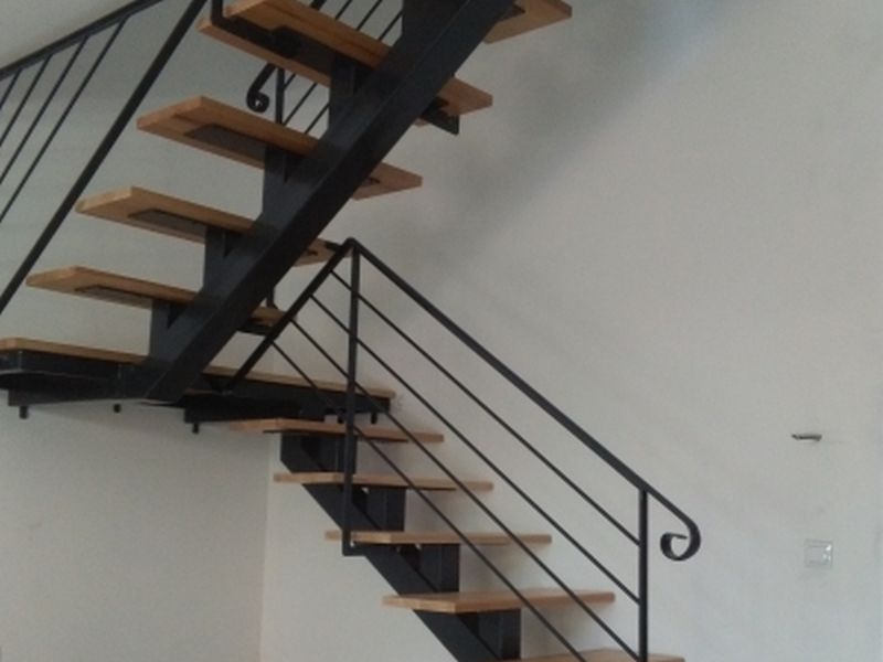 Scară interioară cu structură metalică și trepte din lemn