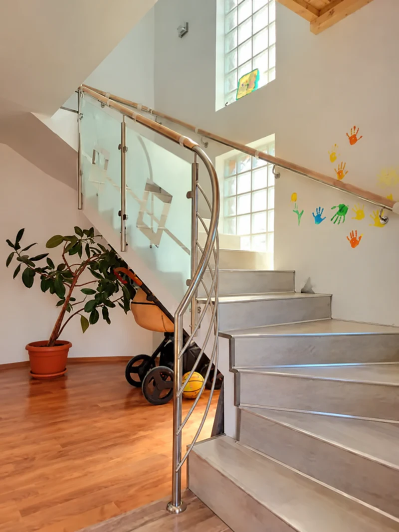 Balustradă cu sticlă și mână curentă