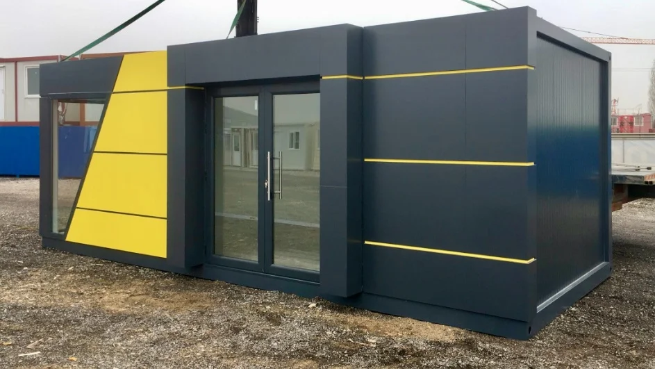 Construcție modulară cu fațadă antracit și accente galbene